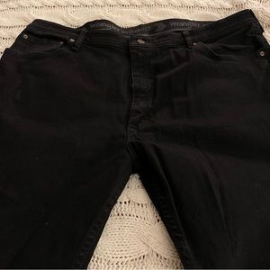 Wrangler 42x30. Black. Comfort band in waist.